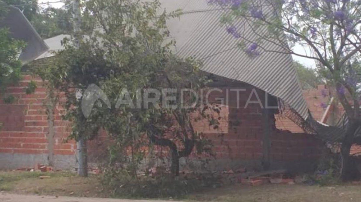 Hubo voladura de chapas y estructuras por el fuerte viento que comenzó cerca de las 14 horas este domingo en Reconquista.