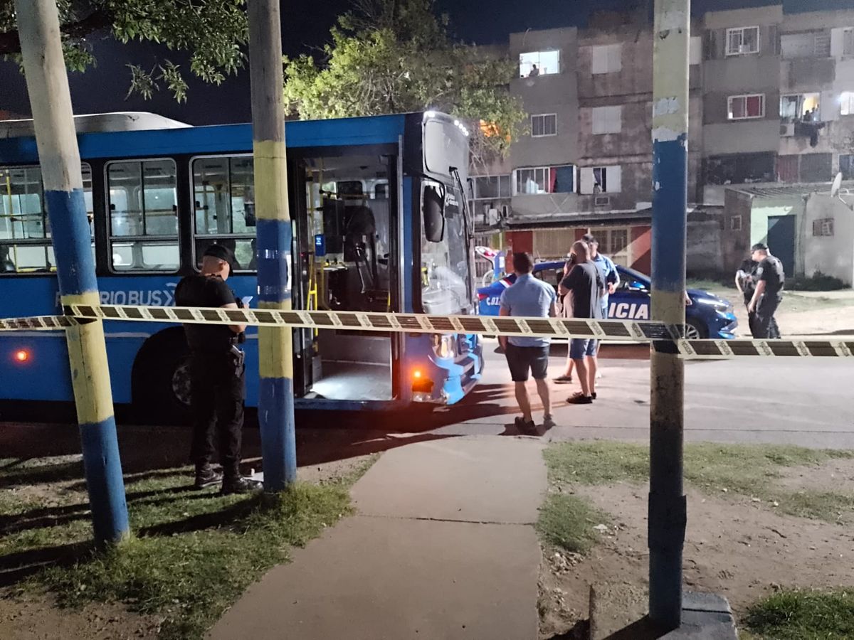 Un colectivo fue baleado en Rosario. Un colectivo fue baleado en Rosario.