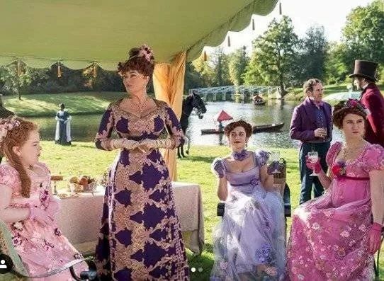 "Los Bridgerton" promete mostrar un lado mucho más ostentoso al desarrollarse en el contexto de la realeza británica y sus excentricidades. - Instagram