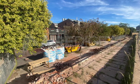 Comenzaron a reconstruir el muro de la planta potabilizadora de Aguas Santafesinas que se derrumbó hace meses. Comenzaron a reconstruir el muro de la planta potabilizadora de Aguas Santafesinas que se derrumbó hace meses.