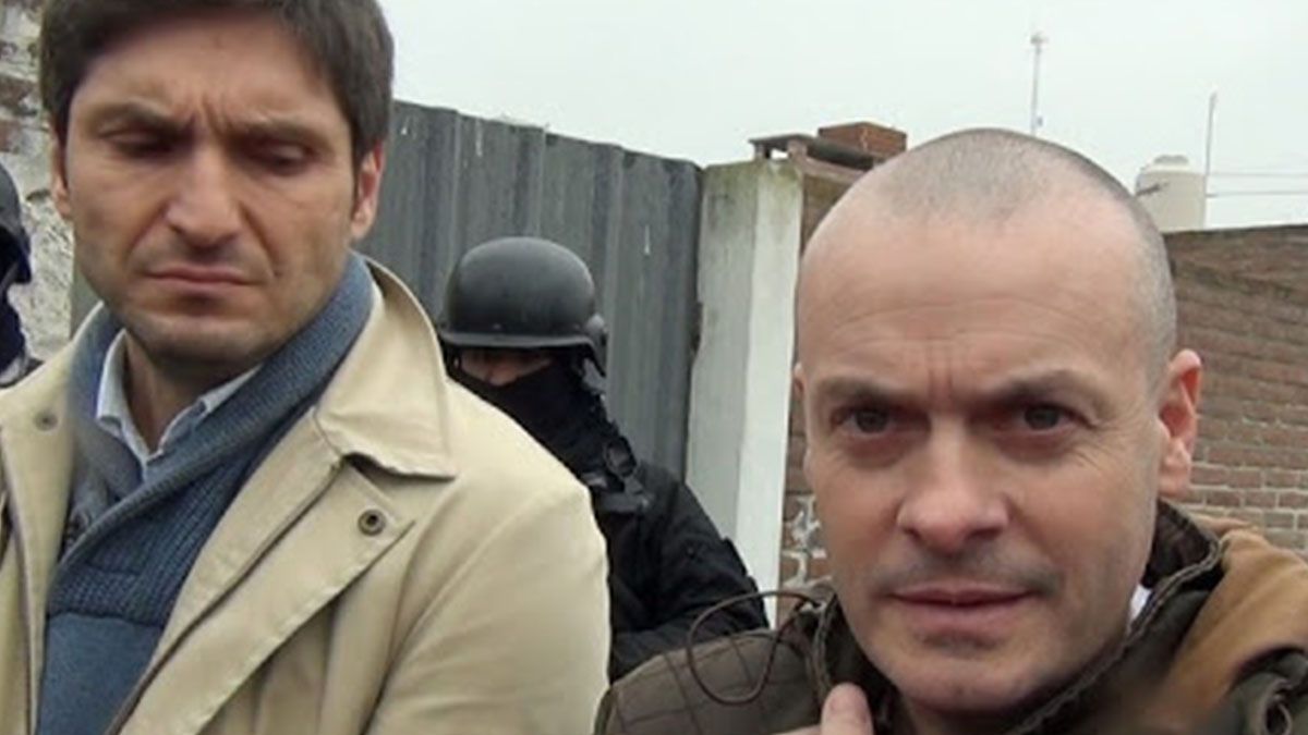 El titular de la cartera de Seguridad precisó que los diálogos a los que se hace referencia son entre el ex jefe de División Inteligencia de la Dirección General de Prevención y Control de Adicciones, Alejandro Druetta –acusado de ser parte de una banda narco- y los legisladores Lisandro Enrico (senador) y Maximiliano Pullaro (diputado).