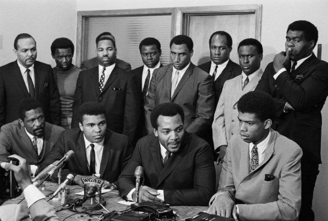 El domingo 4 de junio de 1967, El Más Grande y un grupo de destacados atletas y políticos afroamericanos se reunieron en la sede del Sindicato Económico Industrial Negro de Cleveland, en la que se conoció como la Muhammad Ali Summit (La Cumbre de Muhammad Ali), donde todos le manifestaron un decidido apoyo a su causa. En la foto, abajo, de izquierda a derecha, Bill Russell, Ali, Jim Brown y Lew Alcindor (tras convertirse al islamismo, se llamaría Kareem Abdul-Jabbar); de pie, de izquierda a derecha, Carl Stokes, Walter Beach, Bobby Mitchell, Sid Williams, Curtis McClinton, Willie Davis, Jim Shorter y John Wooten.