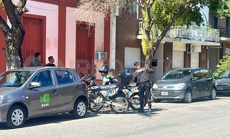 Un hombre fue detenido por escapar de un control policial. Su madre, también quedó detenida por agredir al personal. Un hombre fue detenido por escapar de un control policial. Su madre, también quedó detenida por agredir al personal.