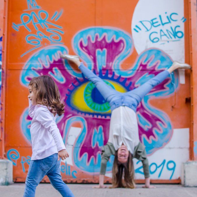 Mamarosarienne se divierte con su hija en uno de sus paseos descubriendo la ciudad.&nbsp; 