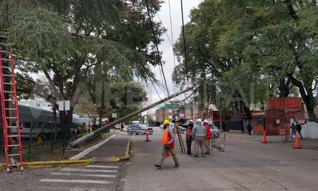 El poste de cemento sigue tendido sobre la mitad de la calzada, lo que produce complicaciones en el tránsito. El poste de cemento sigue tendido sobre la mitad de la calzada, lo que produce complicaciones en el tránsito.