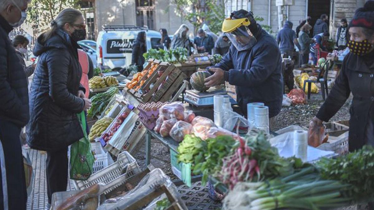 La Municipalidad de Santa Fe decidi&oacute; suspender las ferias de grandes dimensiones en el &aacute;mbito de Santa Fe por un termino de 15 d&iacute;as. La medida se orienta a poder trabajar coordinadamente con los feriantes para que puedan equipar sus puestos como lo exige el protocolo establecido por provincia.