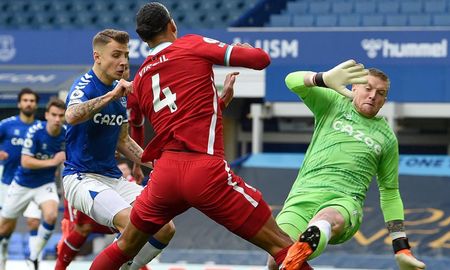 Jordan Pickford salió a anticipar y le produjo una grave lesión a Virgil Van Dijk que permanecerá ocho meses sin jugar para LIverpool. Jordan Pickford salió a anticipar y le produjo una grave lesión a Virgil Van Dijk que permanecerá ocho meses sin jugar para LIverpool.