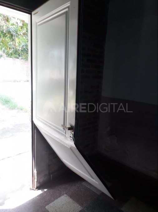 Destrozaron, robaron y doblaron la puerta de la vecinal de Bº Cabal