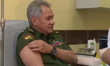 Los primeros en recibir la vacuna son los médicos militares, los tripulantes de buques y aviones, las dotaciones de las fuerzas de misiles estratégicos, así como los jefes de unidades y el personal de los centros de mando. Los primeros en recibir la vacuna son los médicos militares, los tripulantes de buques y aviones, las dotaciones de las fuerzas de misiles estratégicos, así como los jefes de unidades y el personal de los centros de mando.