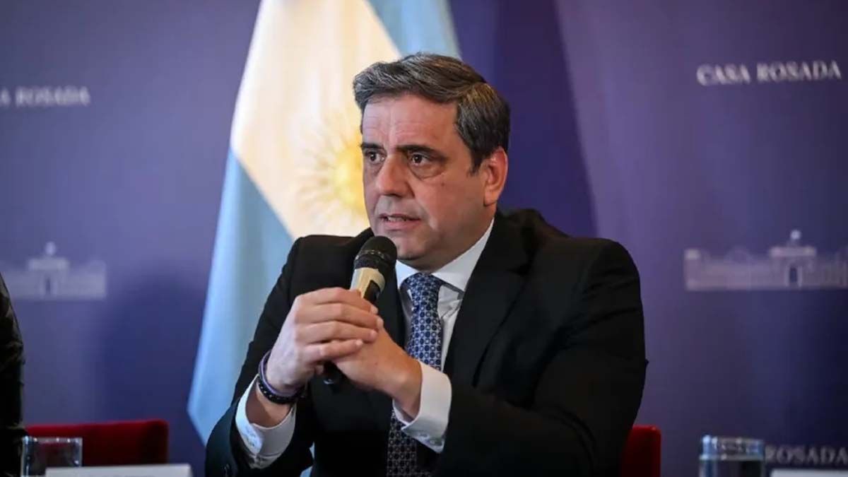 El presidente Javier Milei le tomó juramento formalmente en la Casa Rosada al flamante ministro del Interior