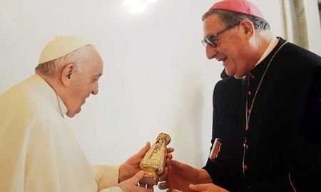 El arzobispo de Rosario le regaló una imagen de la Virgen del Rosario a Francisco. El arzobispo de Rosario le regaló una imagen de la Virgen del Rosario a Francisco.