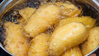 Cómo reutilizar el agua de cocción de las papas en casa