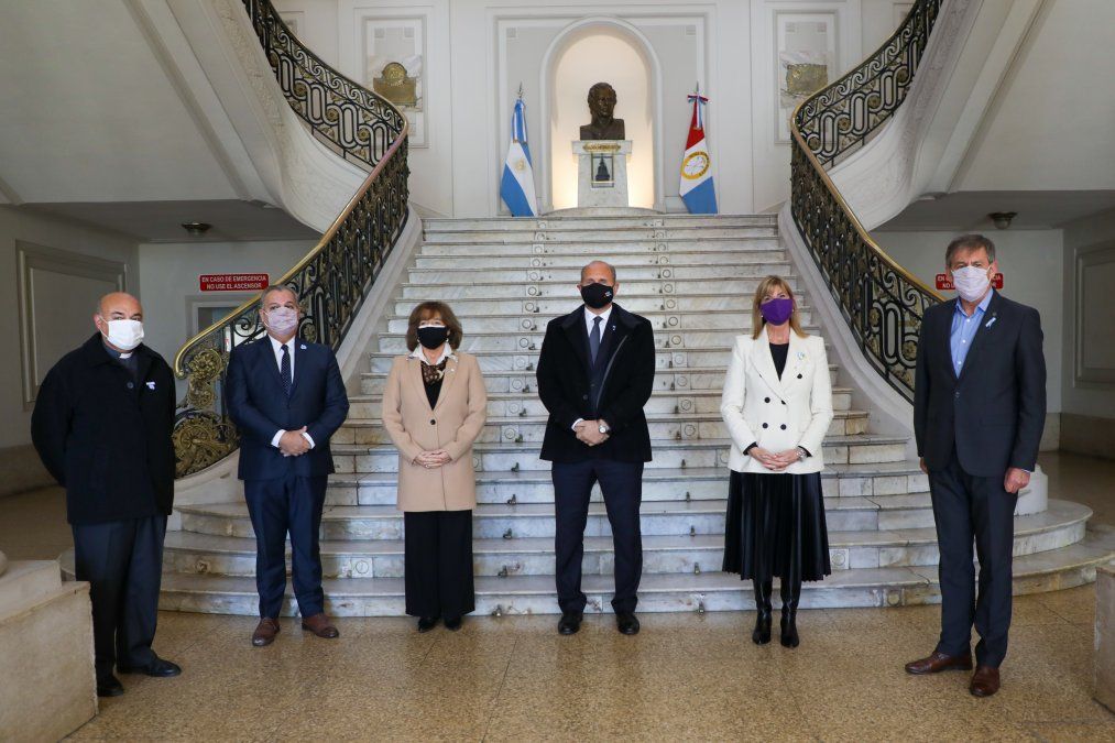 Del acto que encabezó el gobernador Omar Perotti también participó el intendente Emilio Jatón; la vicegobernadora de la provincia, Alejandra Rodenas; el Arzobispo de Santa Fe, monseñor Sergio Fenoy; el presidente de la Cámara de Diputados, Pablo Farías, y la ministra de Infraestructura, Servicios Públicos y Hábitat, Silvina Frana.