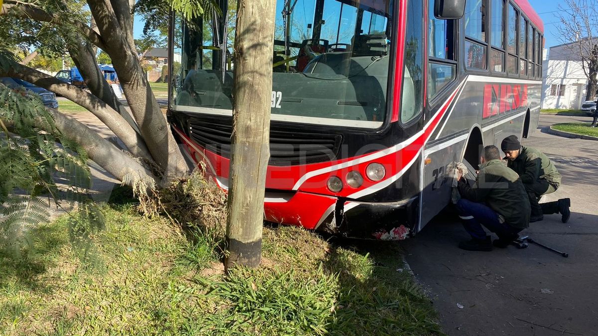 Mecánicos de la Empresa Ersa llegaron hasta J.M. Zuviría y San Jerónimo para intentar reparar la unidad.