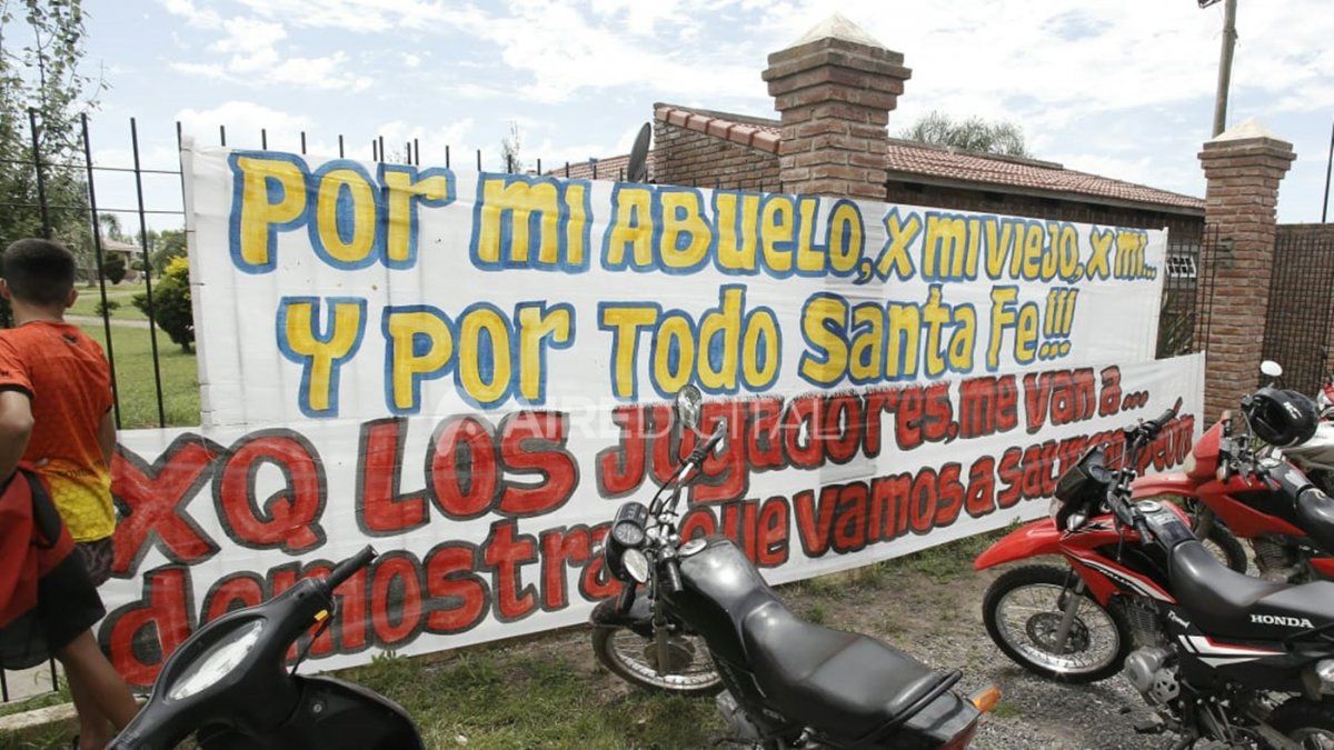 Una caravana multitudinaria acompañó a Colón rumbo al sueño de la Sudamericana