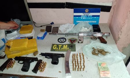 En uno de los allanamientos encontraron armas, municiones, dinero y drogas. En uno de los allanamientos encontraron armas, municiones, dinero y drogas.