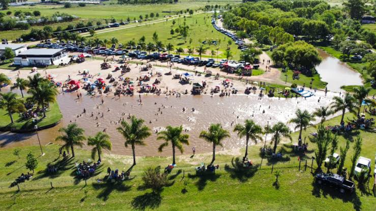El balneario municipal combina piletas, un predio arbolado para acampar y una playa artificial acondicionada para el turismo estival. El balneario municipal combina piletas, un predio arbolado para acampar y una playa artificial acondicionada para el turismo estival.