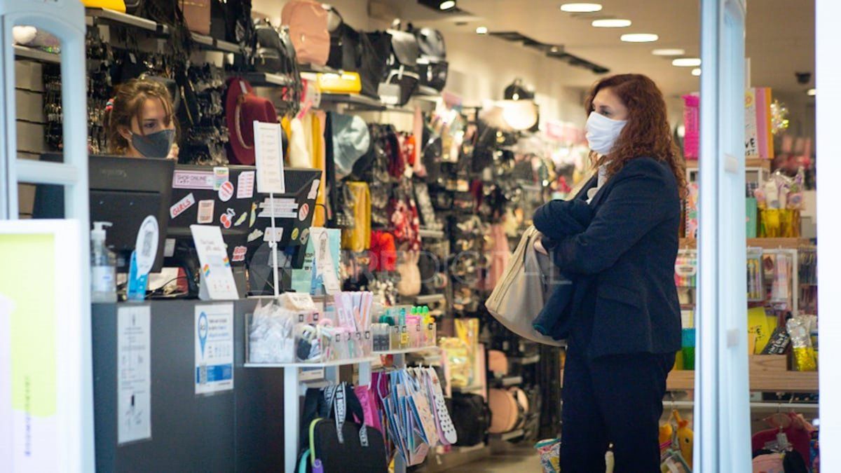 En la cuarta fase de la pandemia y tras la habilitaci&oacute;n del comercio minorista en la capital de la provincia los paisajes en las avenidas y paseos comerciales se transformaron. Tanto en el norte de la ciudad como en la zona del microcentro la cantidad de gente que circulaba aument&oacute; considerablemente.