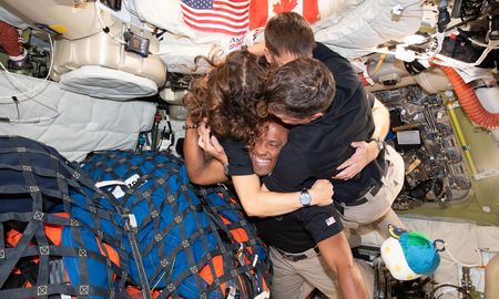 (7 de abril de 2026) – La tripulación de Artemis II: la especialista de misión Christina Koch, el especialista de misión Jeremy Hansen, el comandante Reid Wiseman y el piloto Víctor Glover, se dan un abrazo grupal dentro de la nave espacial Orión de camino a casa. (7 de abril de 2026) – La tripulación de Artemis II: la especialista de misión Christina Koch, el especialista de misión Jeremy Hansen, el comandante Reid Wiseman y el piloto Víctor Glover, se dan un abrazo grupal dentro de la nave espacial Orión de camino a casa.