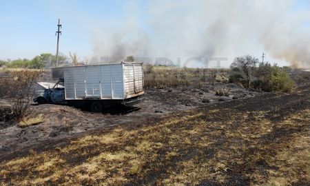 autopista: un camion se prendio fuego y provoco un incendio de pastizales autopista: un camion se prendio fuego y provoco un incendio de pastizales
