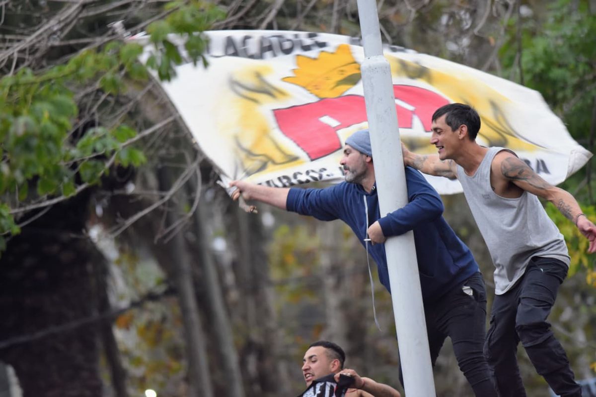 Desde todo el país, los fanáticos del Indio Solari llegaron a Avellaneda para el último adiós al popular músico.
