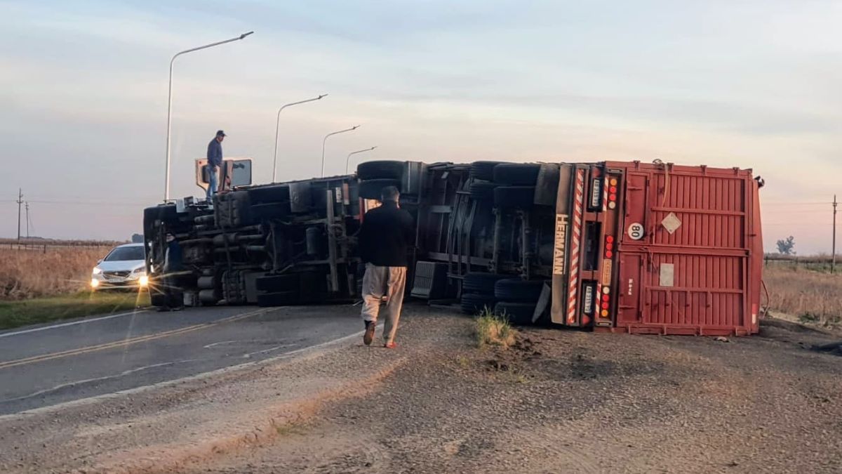 Un camión volcó en Casilda: el conductor tuvo que ser hospitalizado