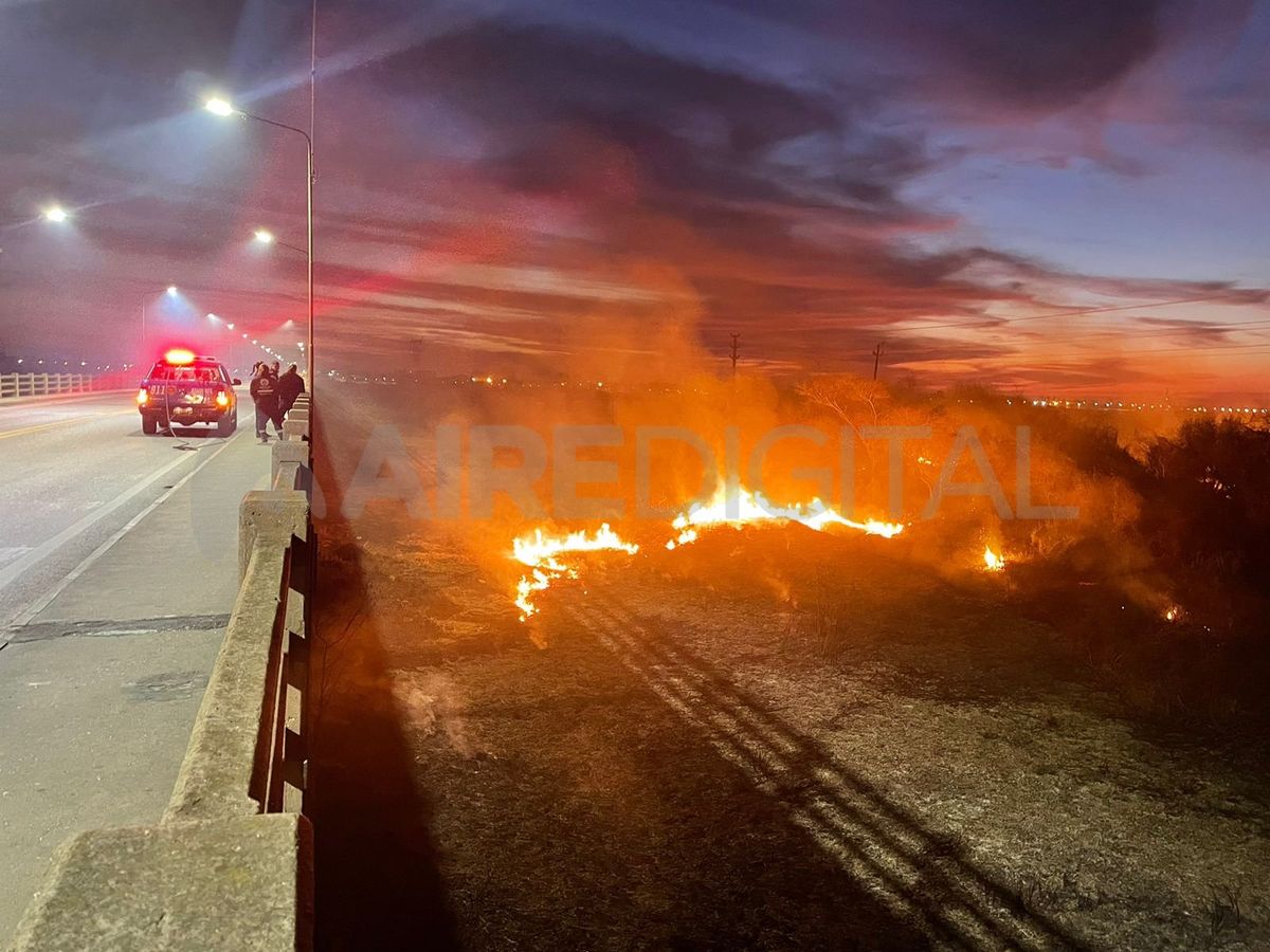 Puente Carretero: bomberos trabajan para controlar el incendio en pastizales