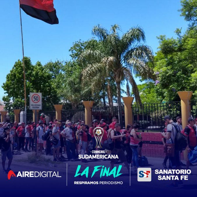Los hinchas de Col&oacute;n hacen largas filas en las instalaciones del club para subirse a los colectivos para viajar a Asunci&oacute;n