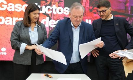 Apertura de sobres de la licitación para la compra de cañerías destinadas a la construcción de cinco gasoductos troncales. Apertura de sobres de la licitación para la compra de cañerías destinadas a la construcción de cinco gasoductos troncales.