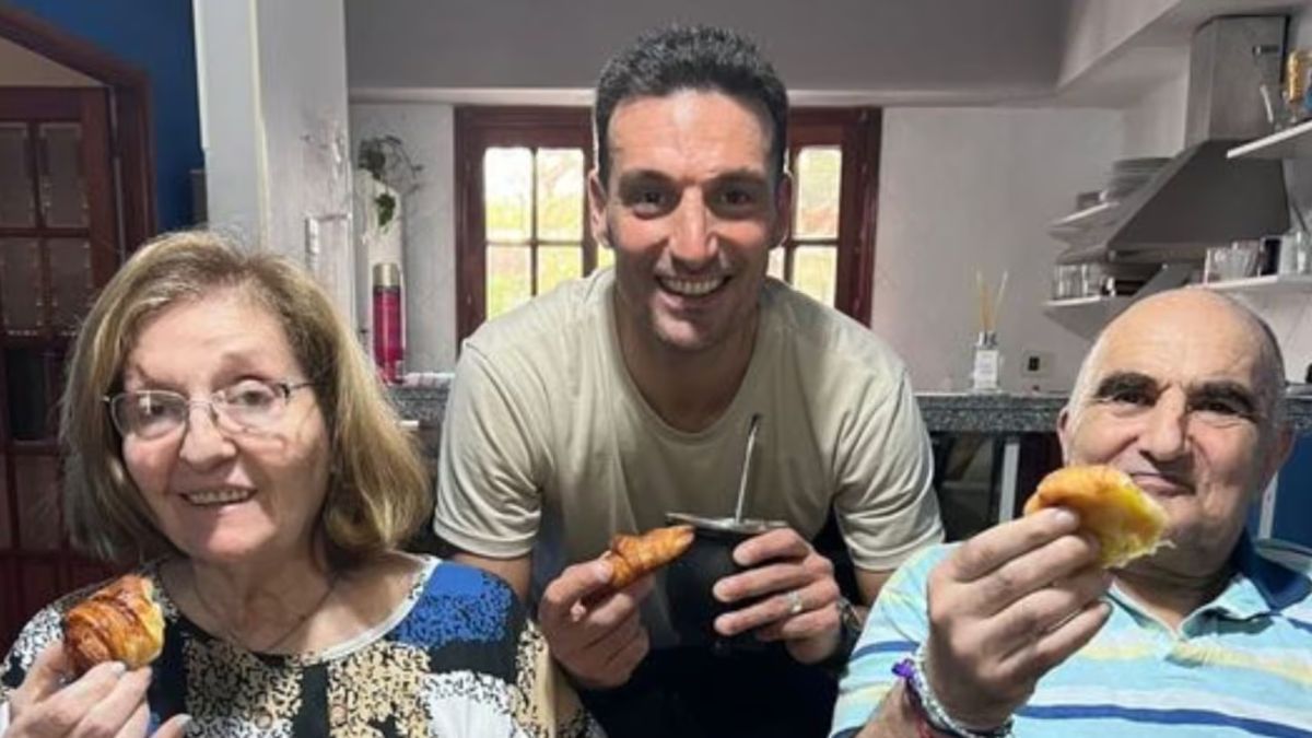 El sencillo e íntimo festejo de Lionel Scaloni en Pujato para recibir el 2026: en la vereda y en familia