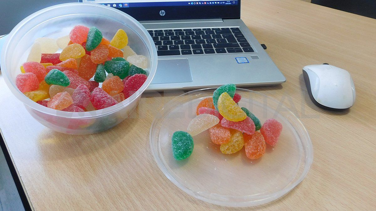 La golosina para deportistas está hecha con glucosa, leche y trozos de fruta. Cuatro caramelos aportan 15 gramos de proteína, como una barra proteica.