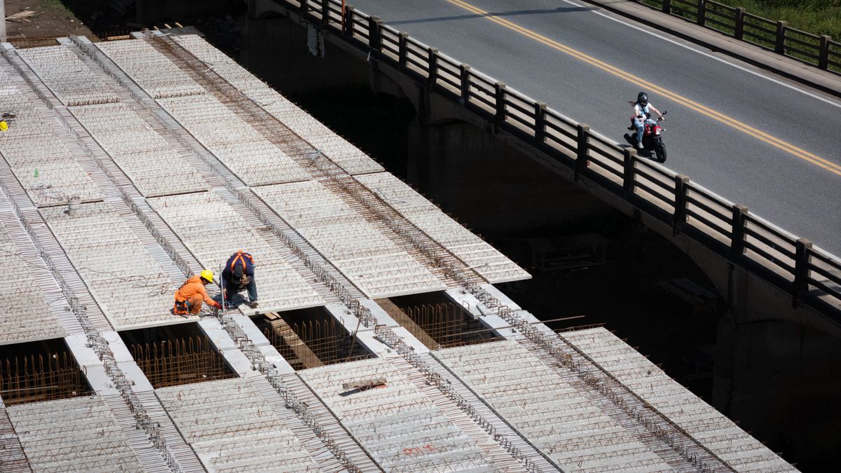 El nuevo puente comenzó a mostrar progresivamente su forma sobre el río Salado. El nuevo puente comenzó a mostrar progresivamente su forma sobre el río Salado.