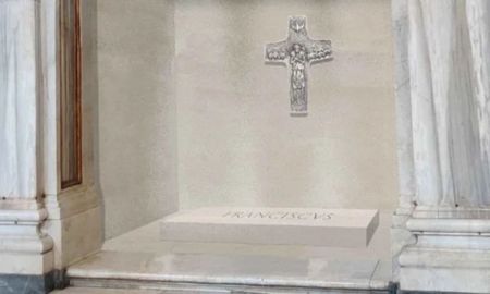 La piedra de Liguria de la tumba del papa Francisco.&nbsp;