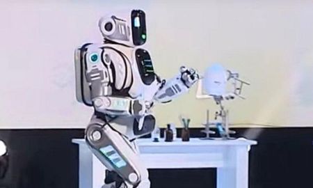 Presentan robot en TV y descubren que era un hombre disfrazado