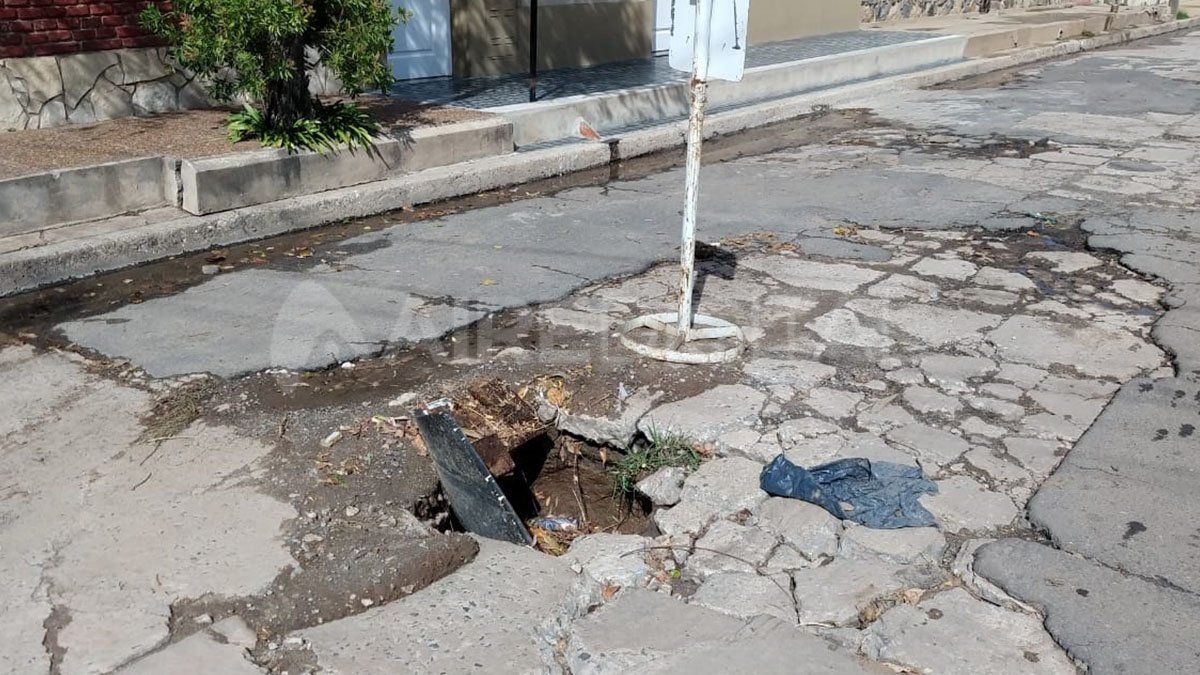 Cuando llueve la calle se inunda y el pozo queda oculto; un verdadero peligro