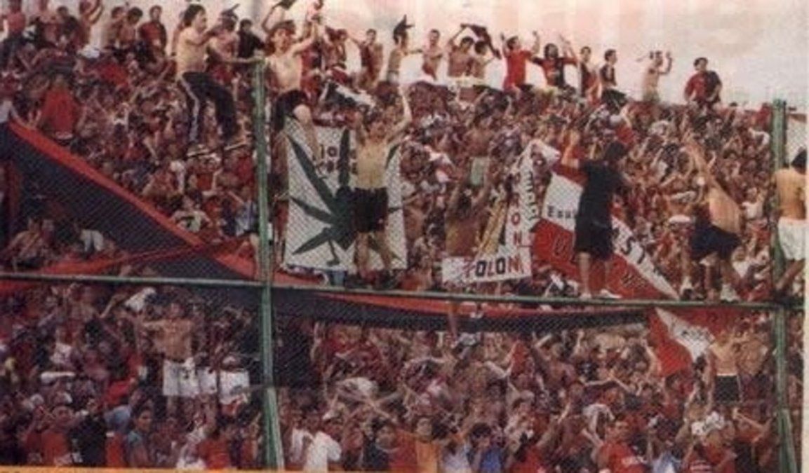 Imágenes de la parcialidad de Colón en el clásico de Santa Fe ante Unión, el día 28 de septiembre de 2002. Foto: Diario Olé.
