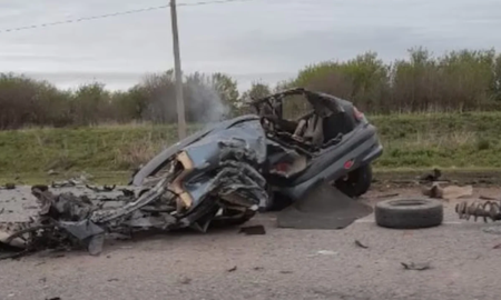 El auto impactó de frente con un camión y quedó partido a la mitad. El auto impactó de frente con un camión y quedó partido a la mitad.