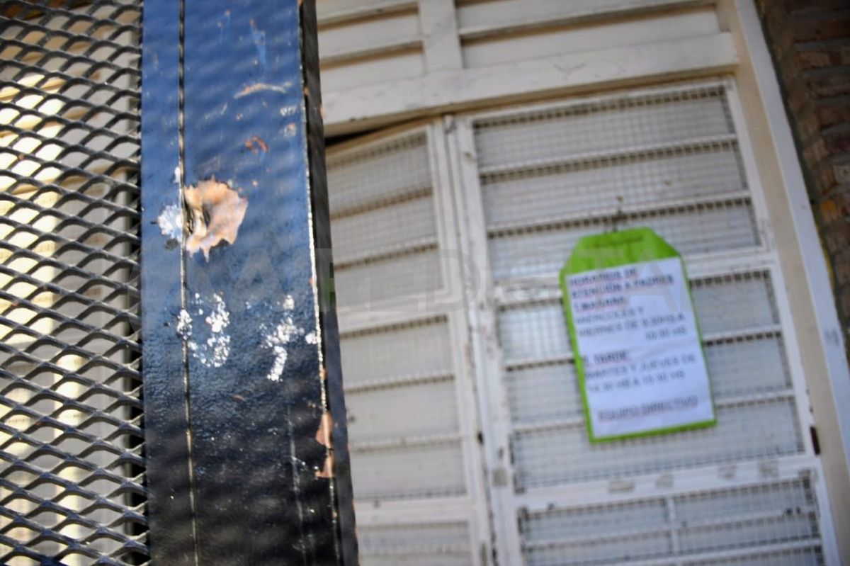 Otra vez atacaron a balazos una escuela de Rosario.