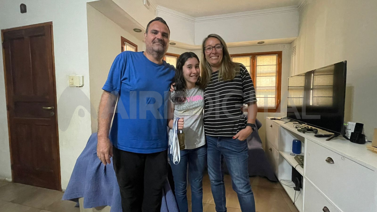 Manuela Herrero posa junto a su familia en su casa de Santo Tomé luego de la súper experiencia de los Juegos Nacionales Evita.