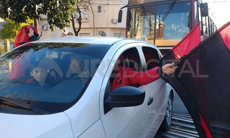 Con banderas y a los bocinazos, Colón festejó el triunfo histórico.&nbsp;