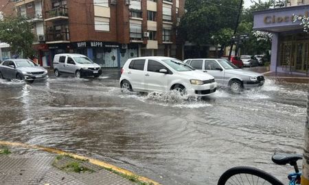 La ciudad de Santa Fe experimentó un breve, pero intenso episodio de lluvia que inundó las calles. La ciudad de Santa Fe experimentó un breve, pero intenso episodio de lluvia que inundó las calles.