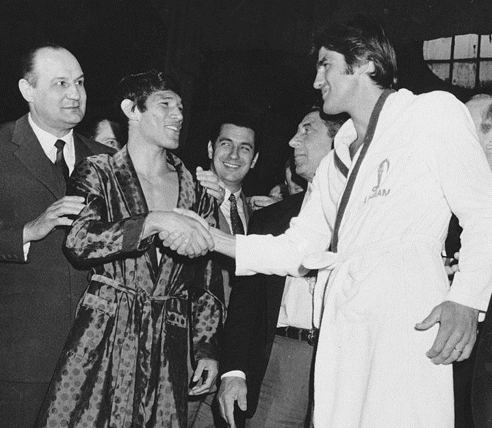 El pesaje para el choque Benvenuti-Monzón se realizó en el teatro Cambra Iovanelli, en el centro de Roma, el mismo día del combate. Esa mañana, tanto el campeón como su retador –el que subió a la báscula completamente desnudo–, acusaron 72,500 kilos.