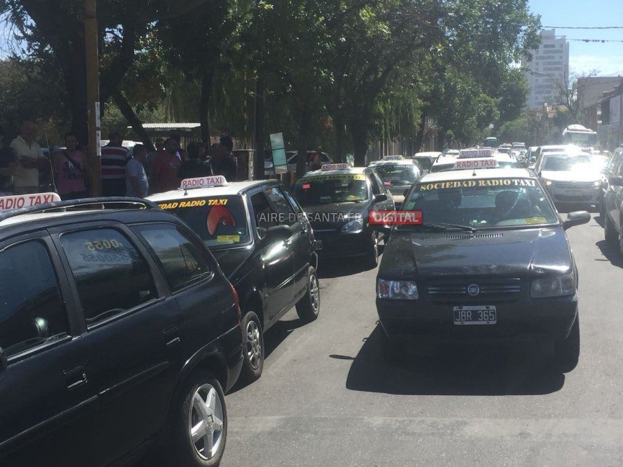 Taxistas y remiseros se manifestaron en reclamo de seguridad