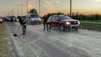 Un camión perdió su carga de vidrio molido en Circunvalación Oeste
