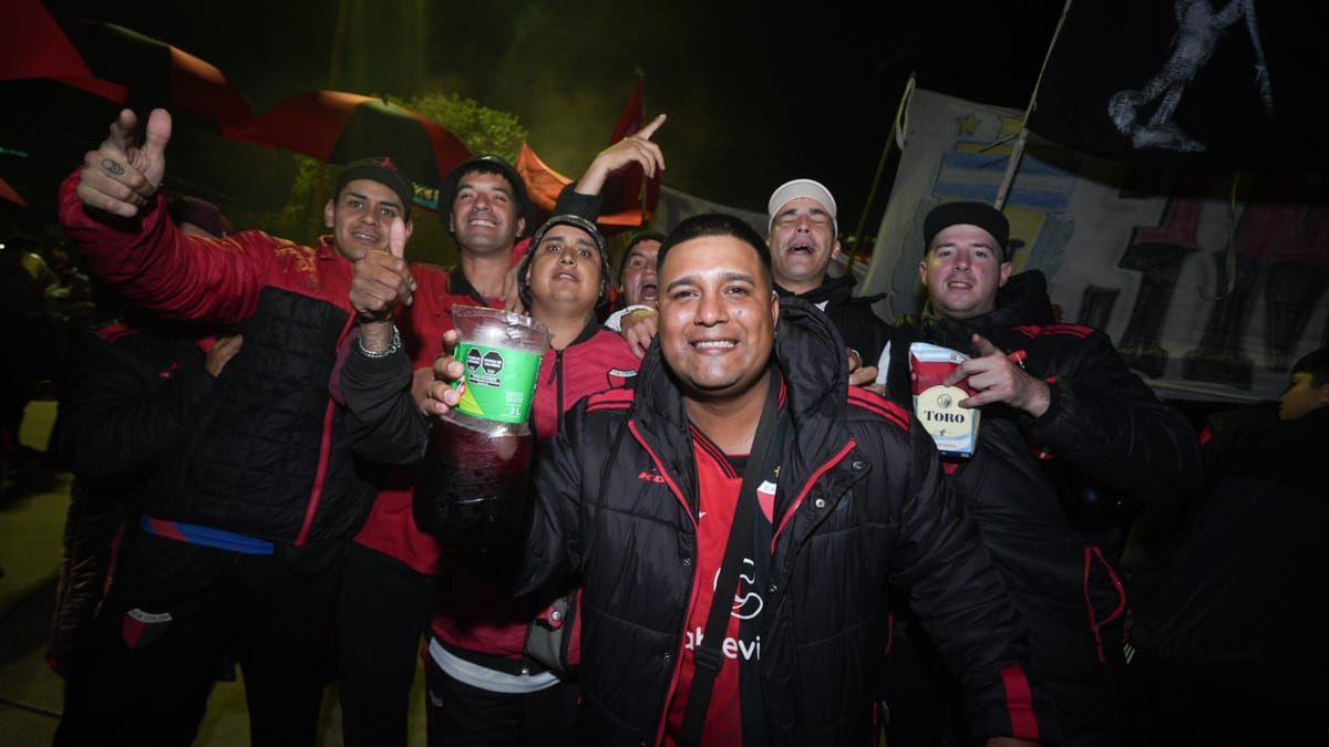 En vísperas de su 121° aniversario, los hinchas de Colón protagonizaron una masiva caravana desde el Puente Colgante hacia la sede del club. En vísperas de su 121° aniversario, los hinchas de Colón protagonizaron una masiva caravana desde el Puente Colgante hacia la sede del club.