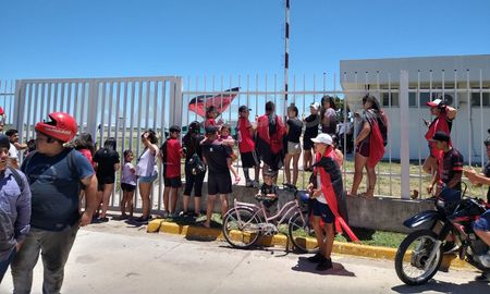 Una multitud de hinchas de Colón de Santa Fe despidieron al equipo previo a viajar rumbo a Santiago del Estero, donde el Sabalero jugará frente a River por el Trofeo de Campeones. Una multitud de hinchas de Colón de Santa Fe despidieron al equipo previo a viajar rumbo a Santiago del Estero, donde el Sabalero jugará frente a River por el Trofeo de Campeones.