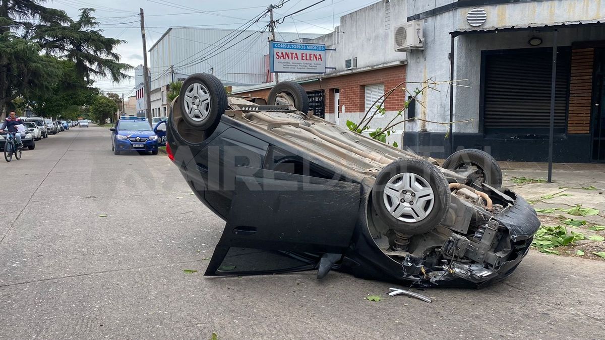 El auto se despistó y chocó contra un árbol que estaba en la vereda para luego volcar.