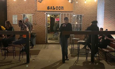 El cantante agradeció a todo el público local por la buena onda y la cordialidad. El cantante agradeció a todo el público local por la buena onda y la cordialidad.