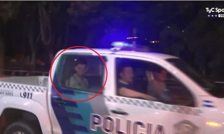 Facundo Mura, ex Colón, perdió colectivo de su Racing y lo llevaron en patrullero. Facundo Mura, ex Colón, perdió colectivo de su Racing y lo llevaron en patrullero.
