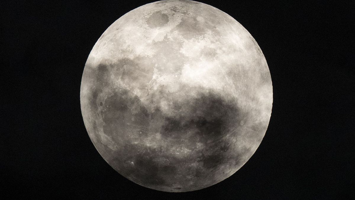 La Luna durante el eclipse lunar penumbral este 5 de julio.